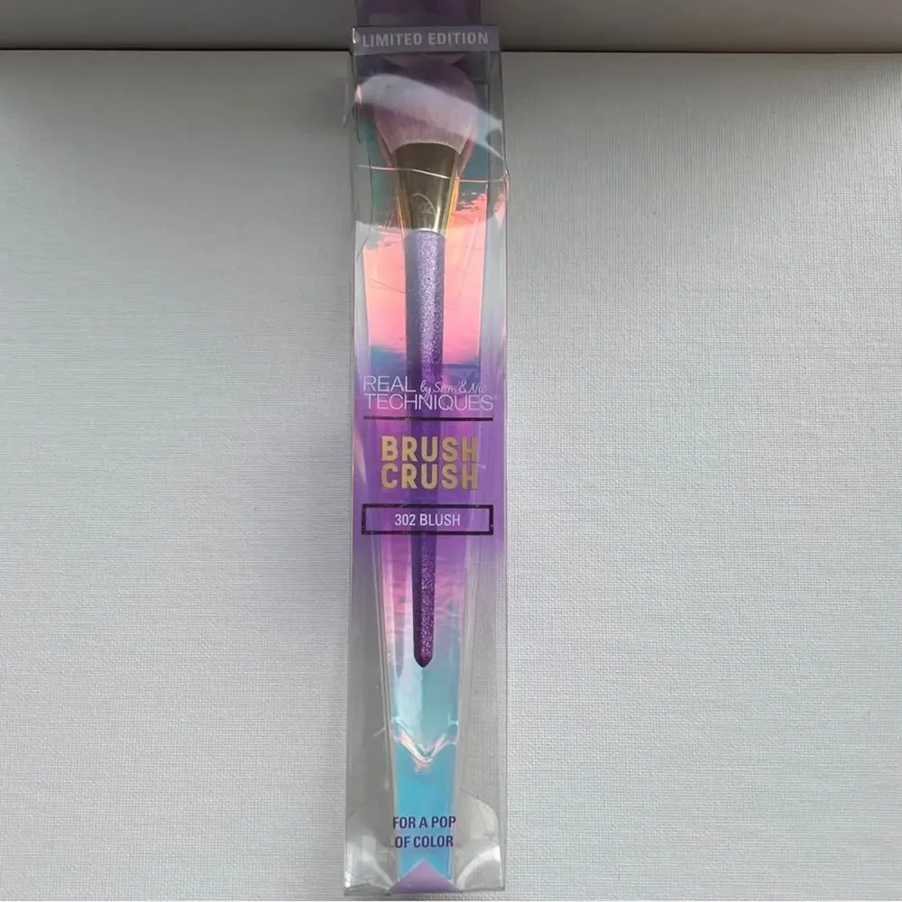 Real Techniques by Sam & Nic Limited Edition  Makeup Beauty Blush  Brush NWT
